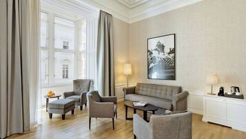 Hochwertige Bettwaren, Zimmersafe, individuell dekoriert, Schreibtisch