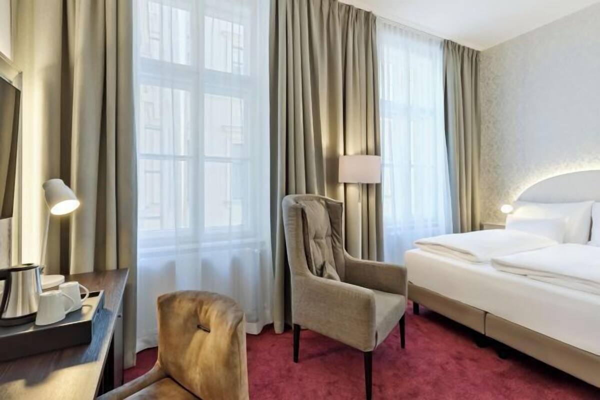 Luxe beddengoed, een kluis op de kamer, een bureau, een laptopwerkplek