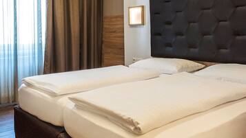 Hypo-allergenic bedding, minibar, in-room safe, desk