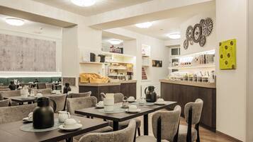 Petit déjeuner buffet (10 EUR par personne)