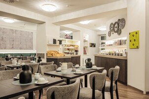 Café da manhã com buffet todos os dias (EUR 10 por pessoa) 