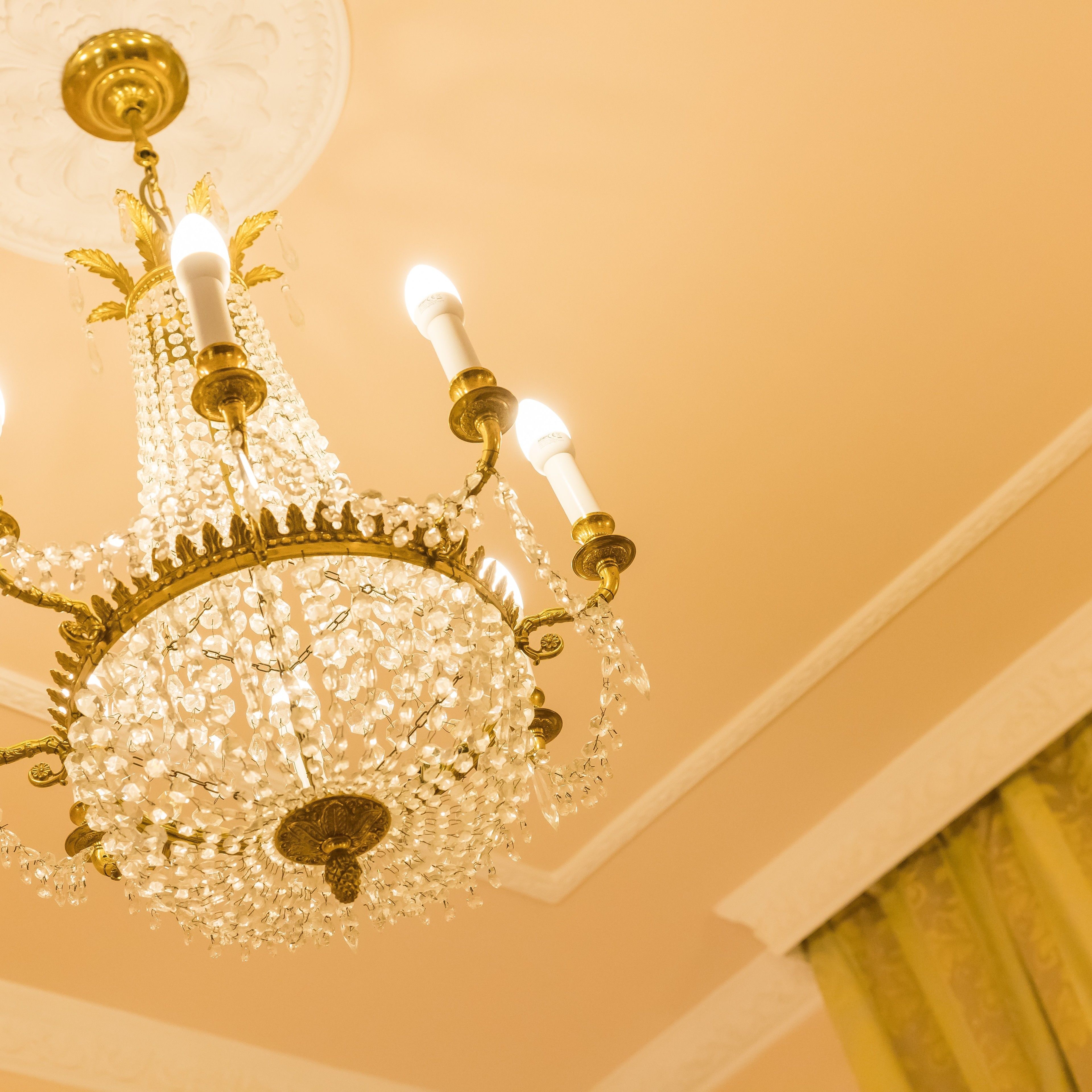 Un lustre doté de plusieurs lampes et orné de décorations en cristal.