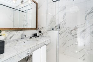 Superior Room | Bathroom | Rainfall showerhead, designer toiletries, hair dryer, bathrobes - Bernini Palace (Florence)