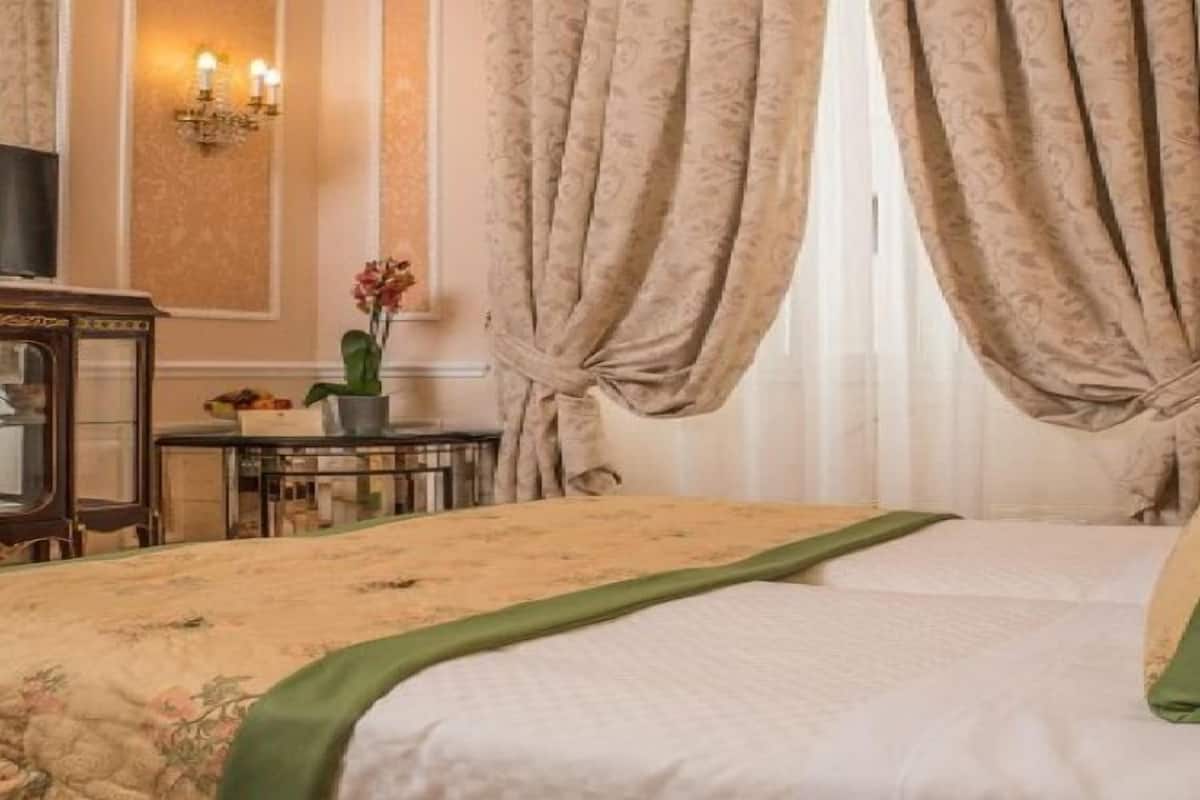 Hochwertige Bettwaren, Minibar, Zimmersafe, Schreibtisch