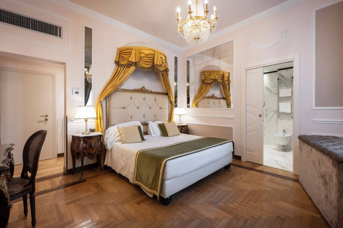 Quarto casal luxo, vista para a cidade | Roupas de cama premium, frigobar, cofres nos quartos, escrivaninha