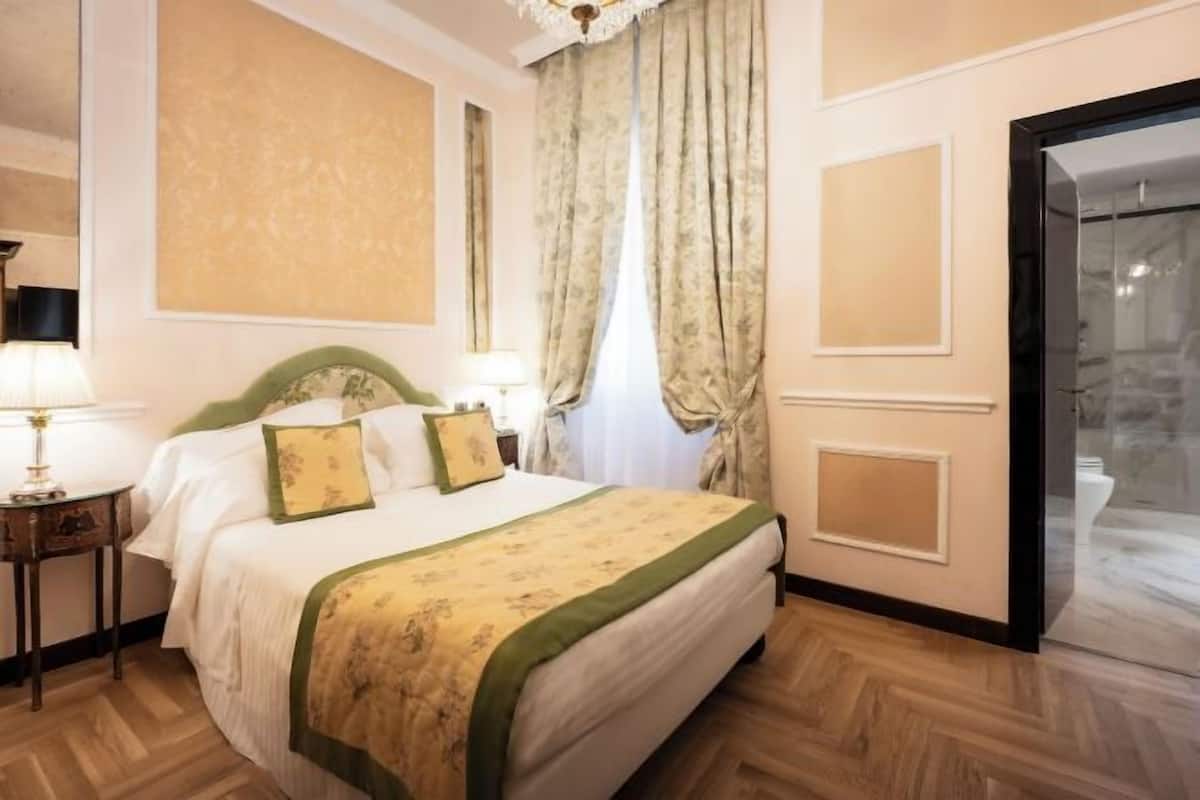 Hochwertige Bettwaren, Minibar, Zimmersafe, Schreibtisch
