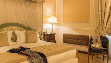 أغطية فراش متميزة وميني بار وخزنة داخل الغرفة ومكتب