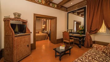 Una habitación tradicional con sofá, un aparador de madera, un espejo y una zona de comedor.