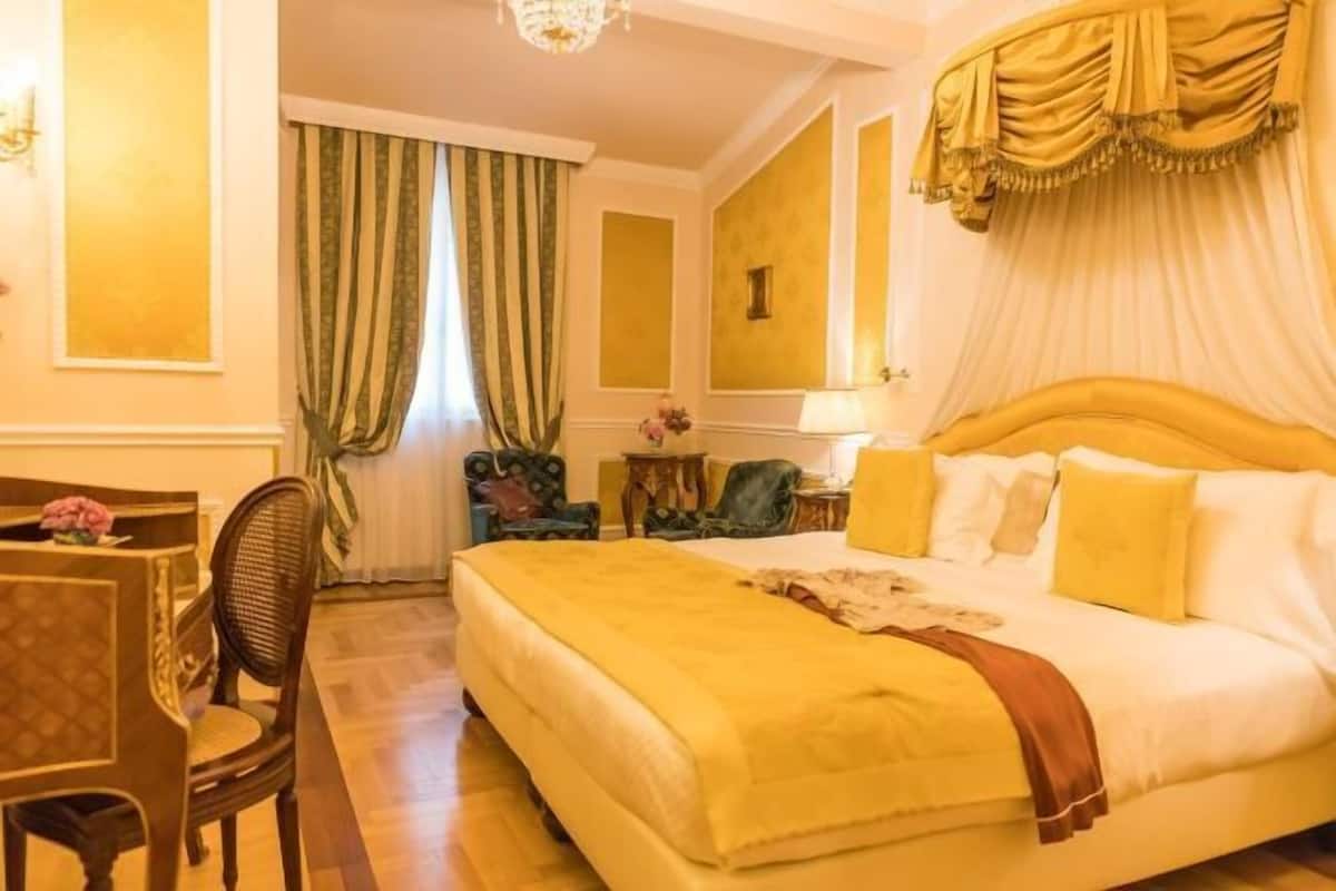 Hochwertige Bettwaren, Minibar, Zimmersafe, Schreibtisch