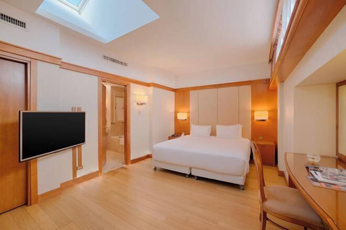 Minibar, caja de seguridad en la habitación y escritorio 
