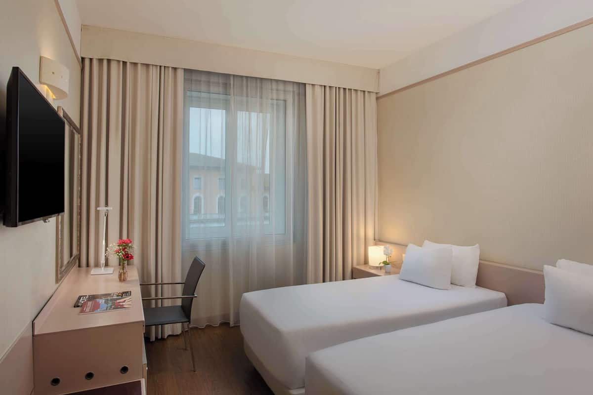 Standaard kamer | Een minibar, een kluis op de kamer, een bureau, een laptopwerkplek