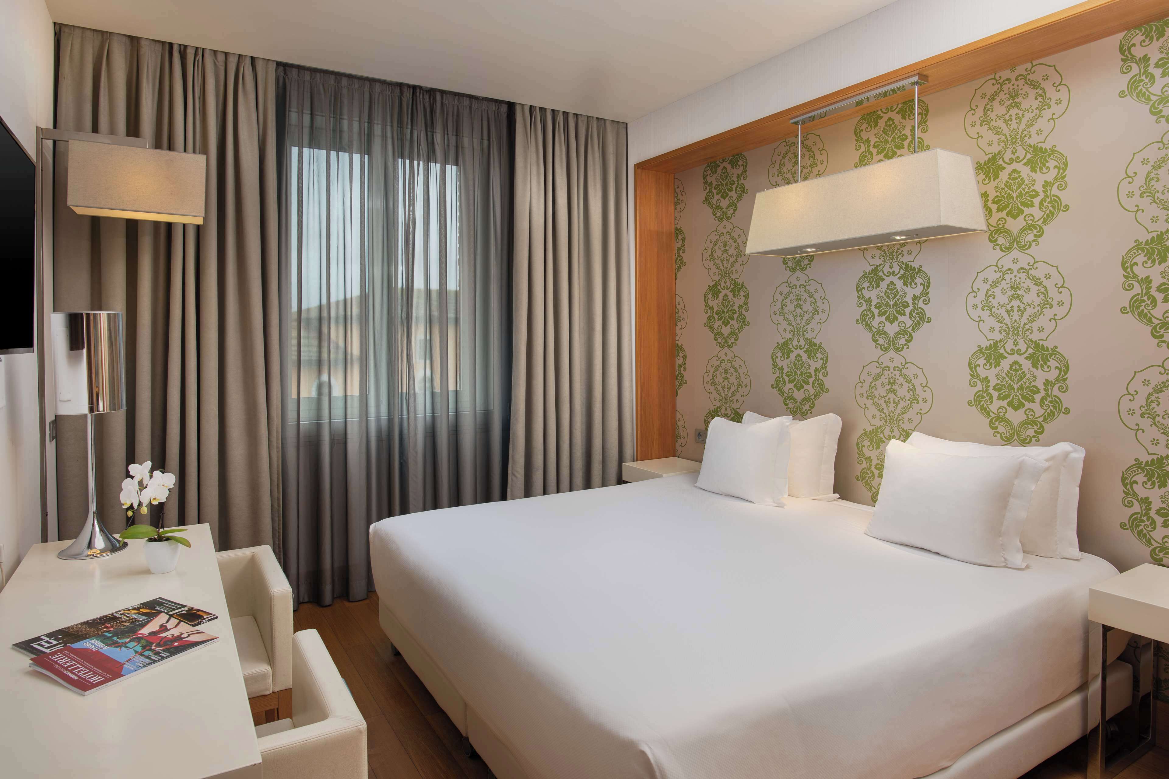 ميني بار وخزنة داخل الغرفة ومكتب ومساحة عمل للكمبيوتر المحمول