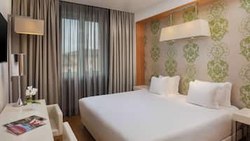 Habitación superior | Minibar, caja fuerte, escritorio y espacio para trabajar con un portátil