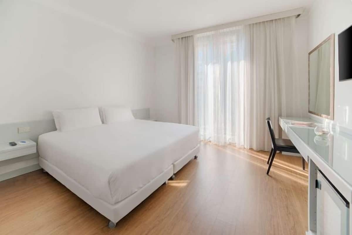 Minibar, in-room safe, desk, laptop workspace