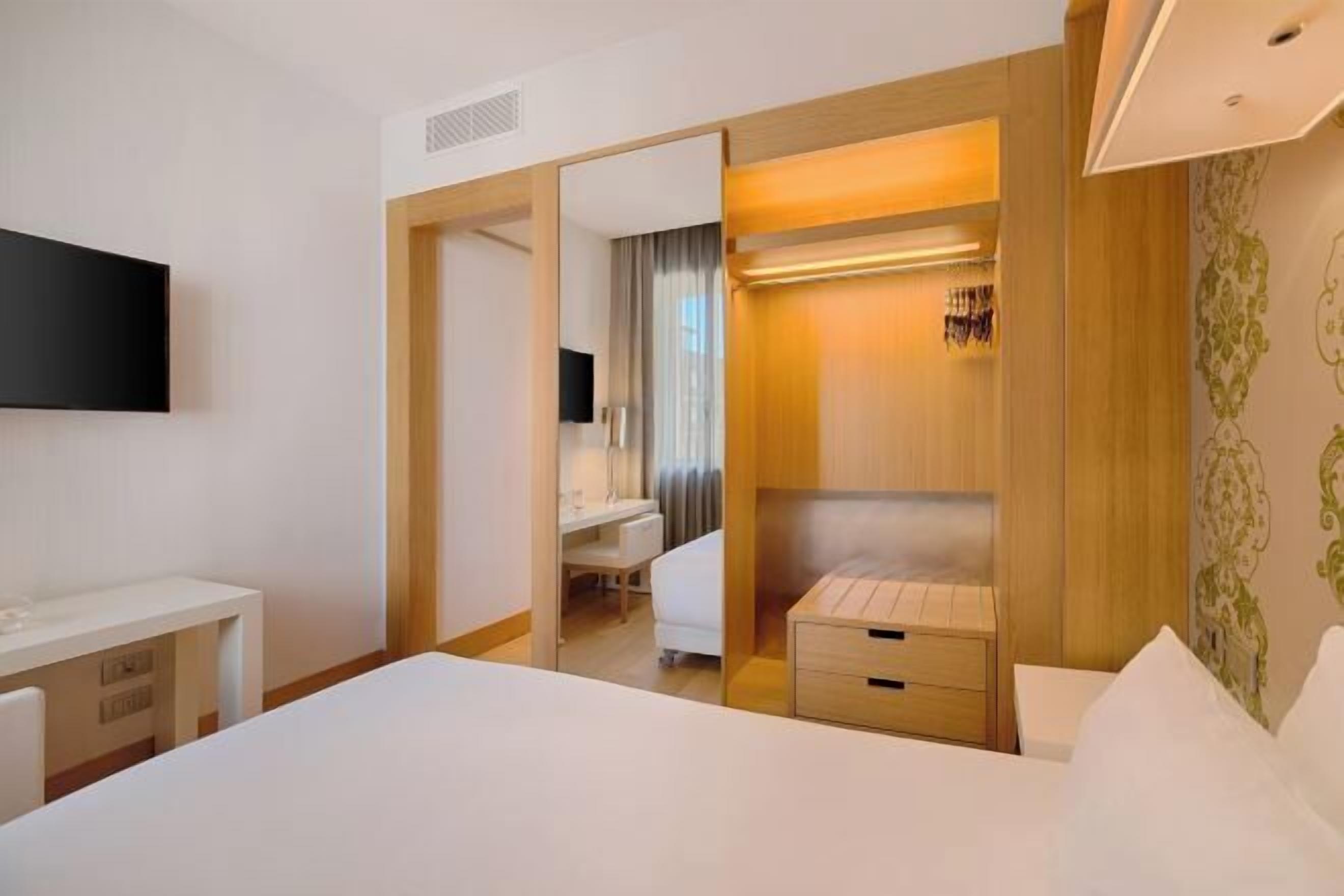 Minibar, in-room safe, desk, laptop workspace