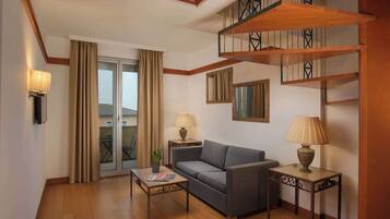 Minibar, coffres-forts dans les chambres, bureau