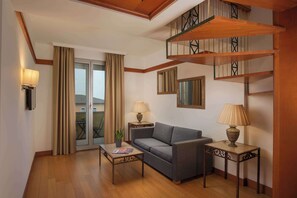 Minibar, caja de seguridad en la habitación y escritorio 