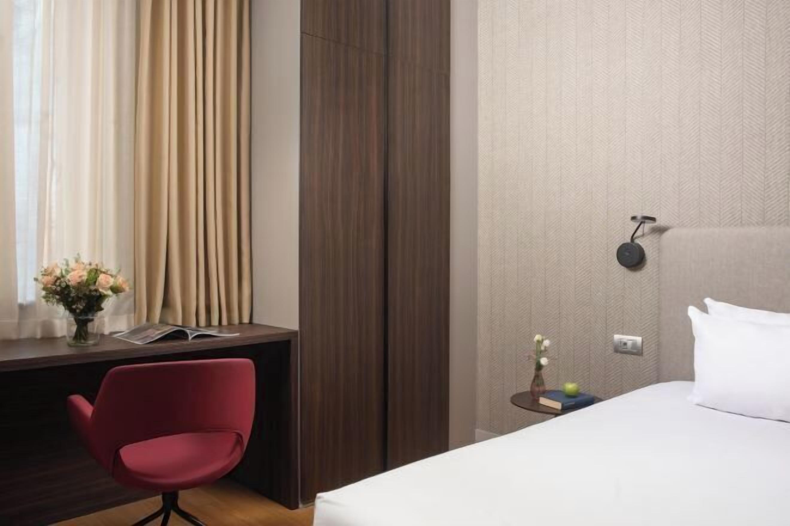 ميني بار وخزنة داخل الغرفة ومكتب ومساحة عمل للكمبيوتر المحمول