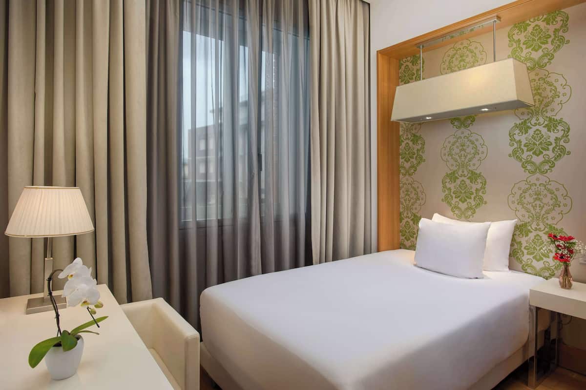 Superior eenpersoonskamer, 1 eenpersoonsbed | Een minibar, een kluis op de kamer, een bureau, een laptopwerkplek