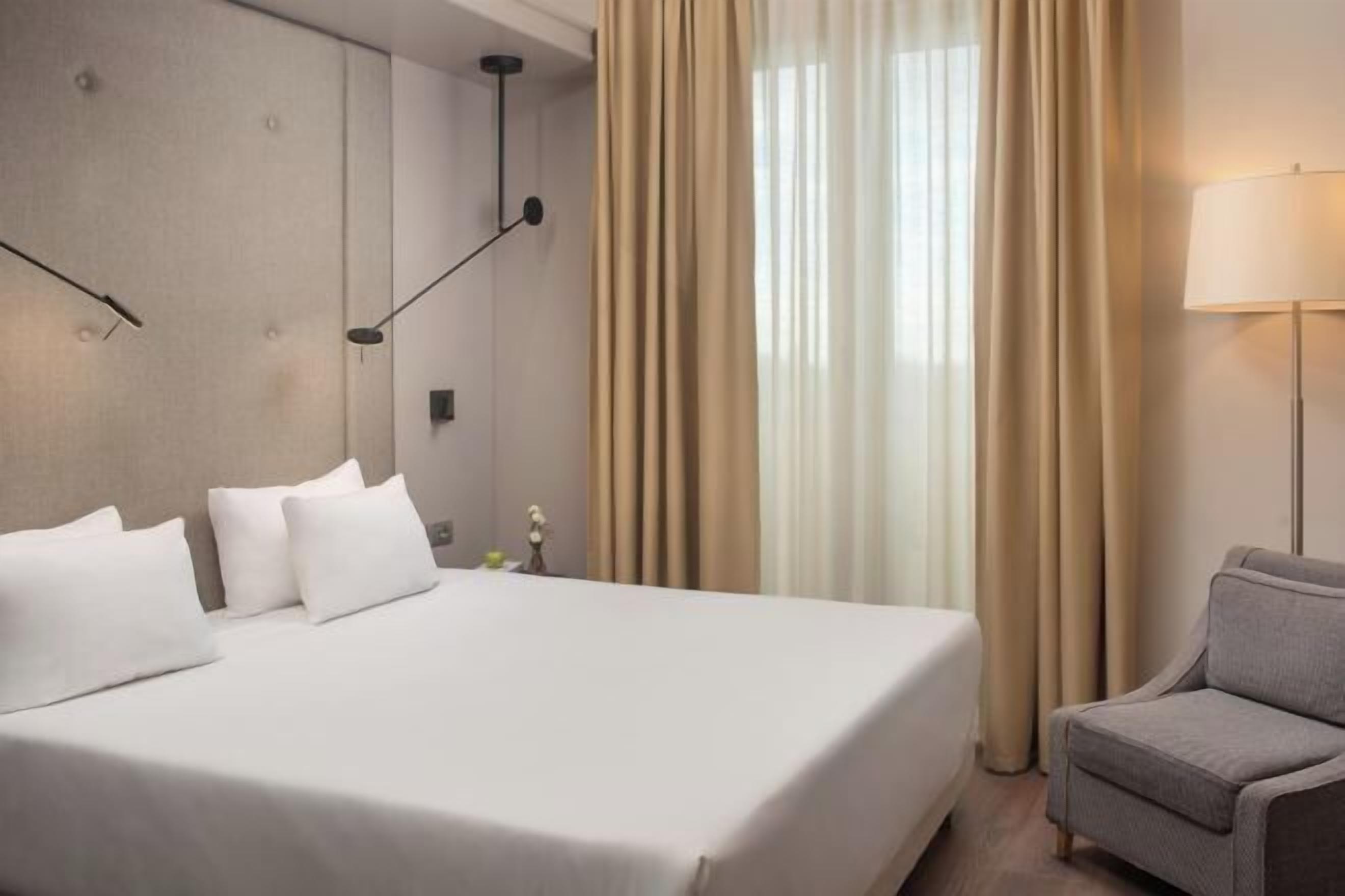 Minibar, Zimmersafe, Schreibtisch, laptopgeeigneter Arbeitsplatz