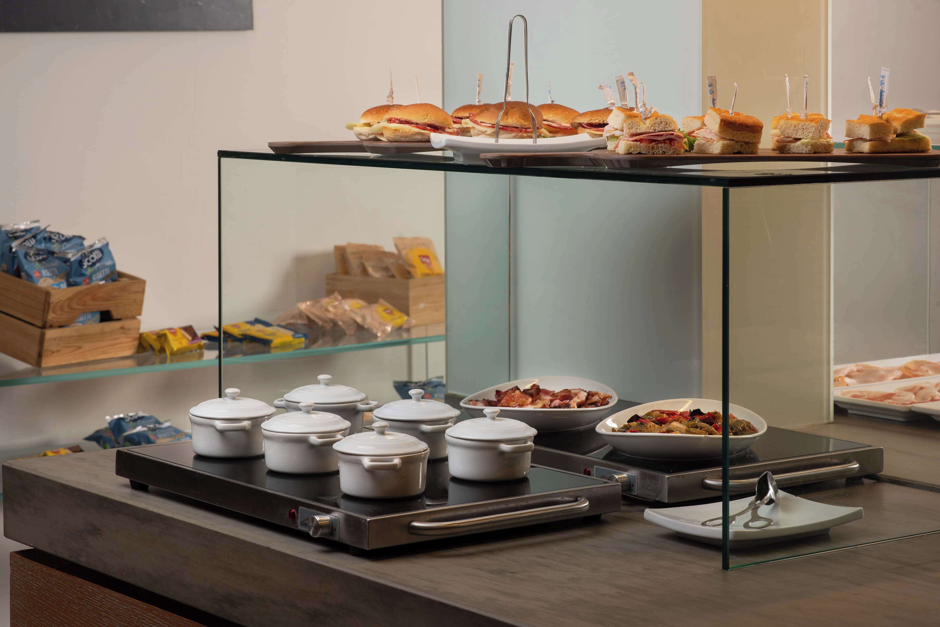 Desayuno buffet todos los días (con cargo) 