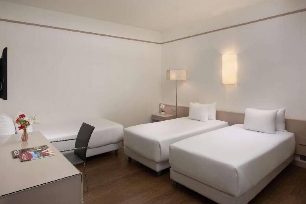 Minibar, Zimmersafe, Schreibtisch, laptopgeeigneter Arbeitsplatz