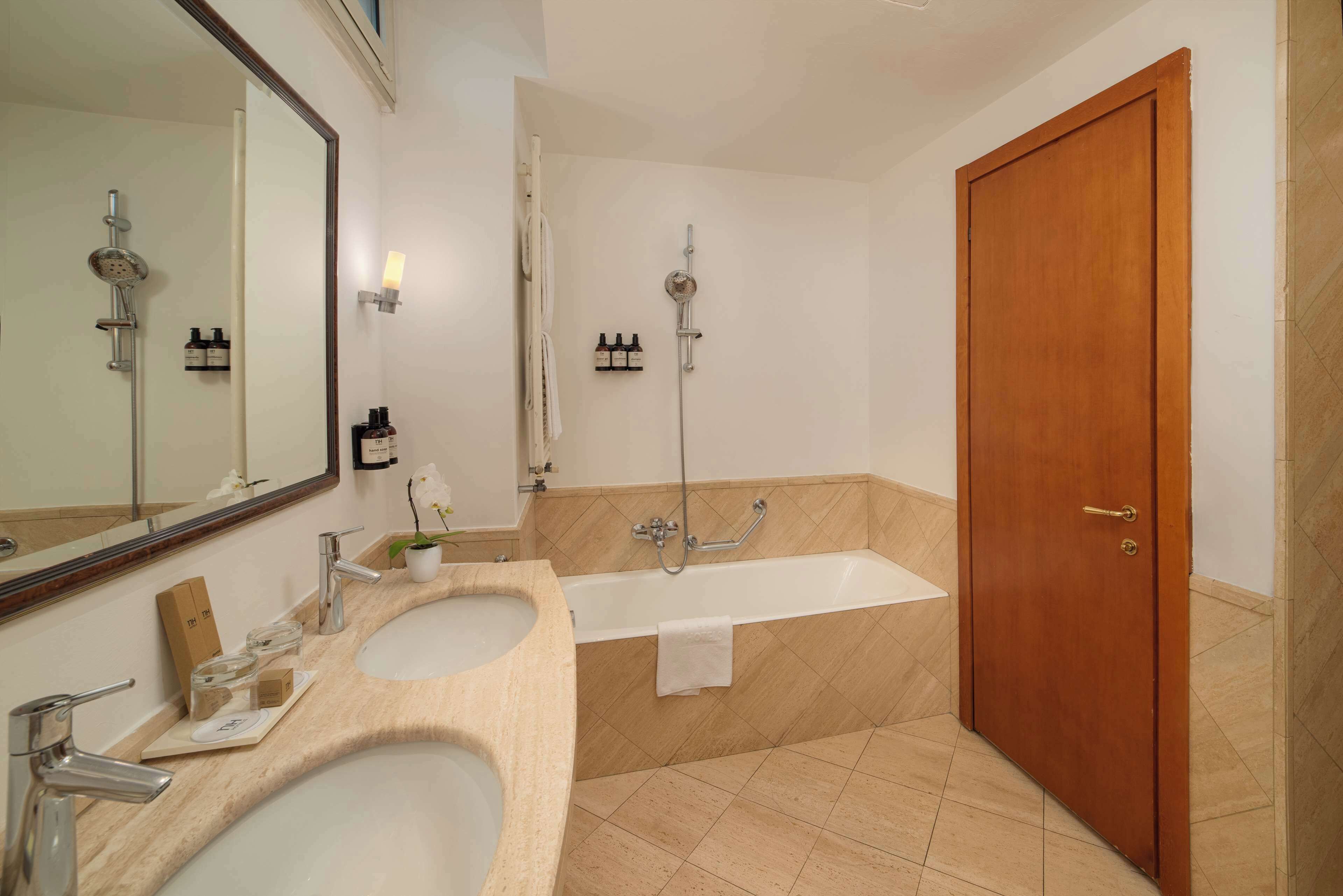 Dusche, umweltfreundliche Kosmetikartikel, Haartrockner, Bidet