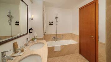 Dusche, umweltfreundliche Kosmetikartikel, Haartrockner, Bidet