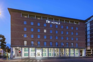Een meerhoog hotel met een opvallend 