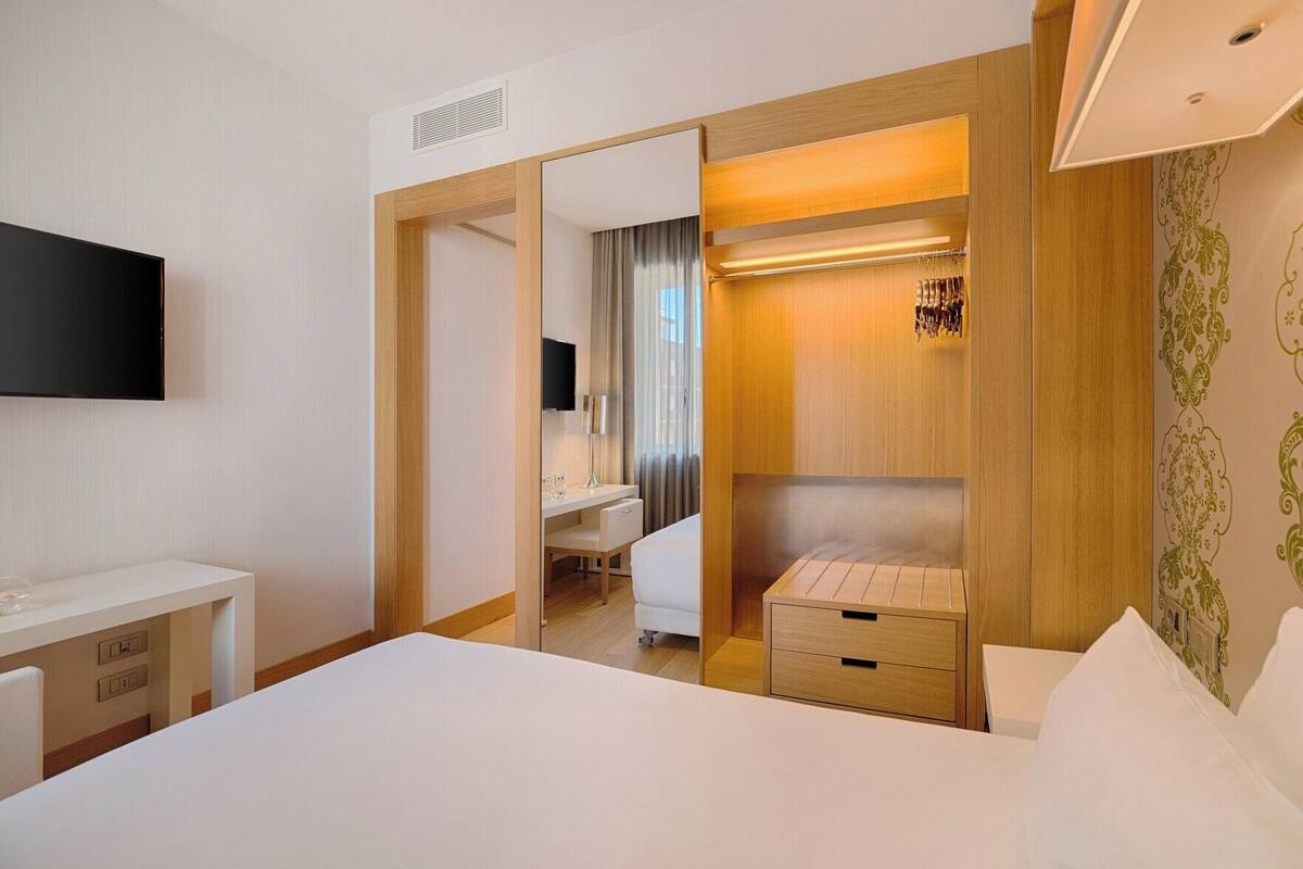 Minibar, caja de seguridad en la habitación y escritorio 
