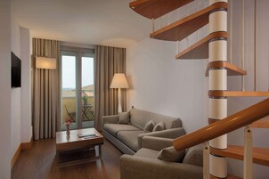 迷你吧、客房内保险箱、办公桌、笔记本电脑工作区