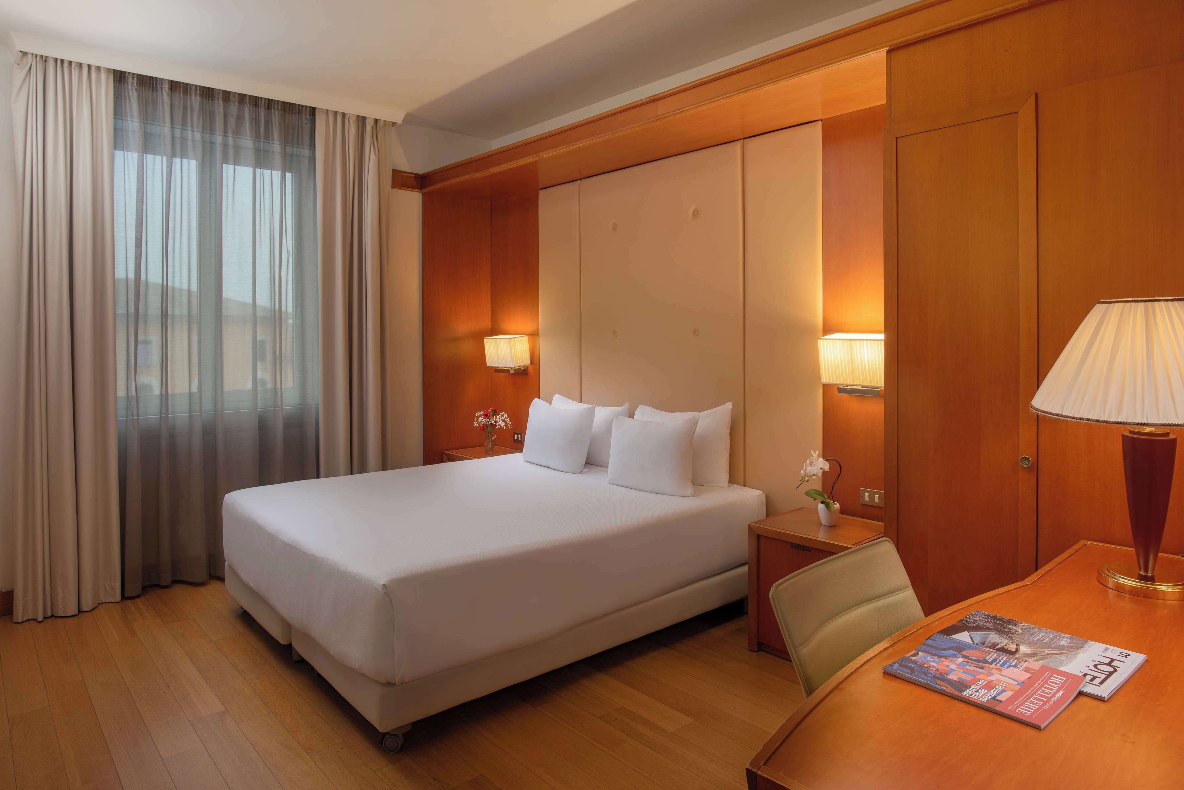 Een minibar, een kluis op de kamer, een bureau, een laptopwerkplek