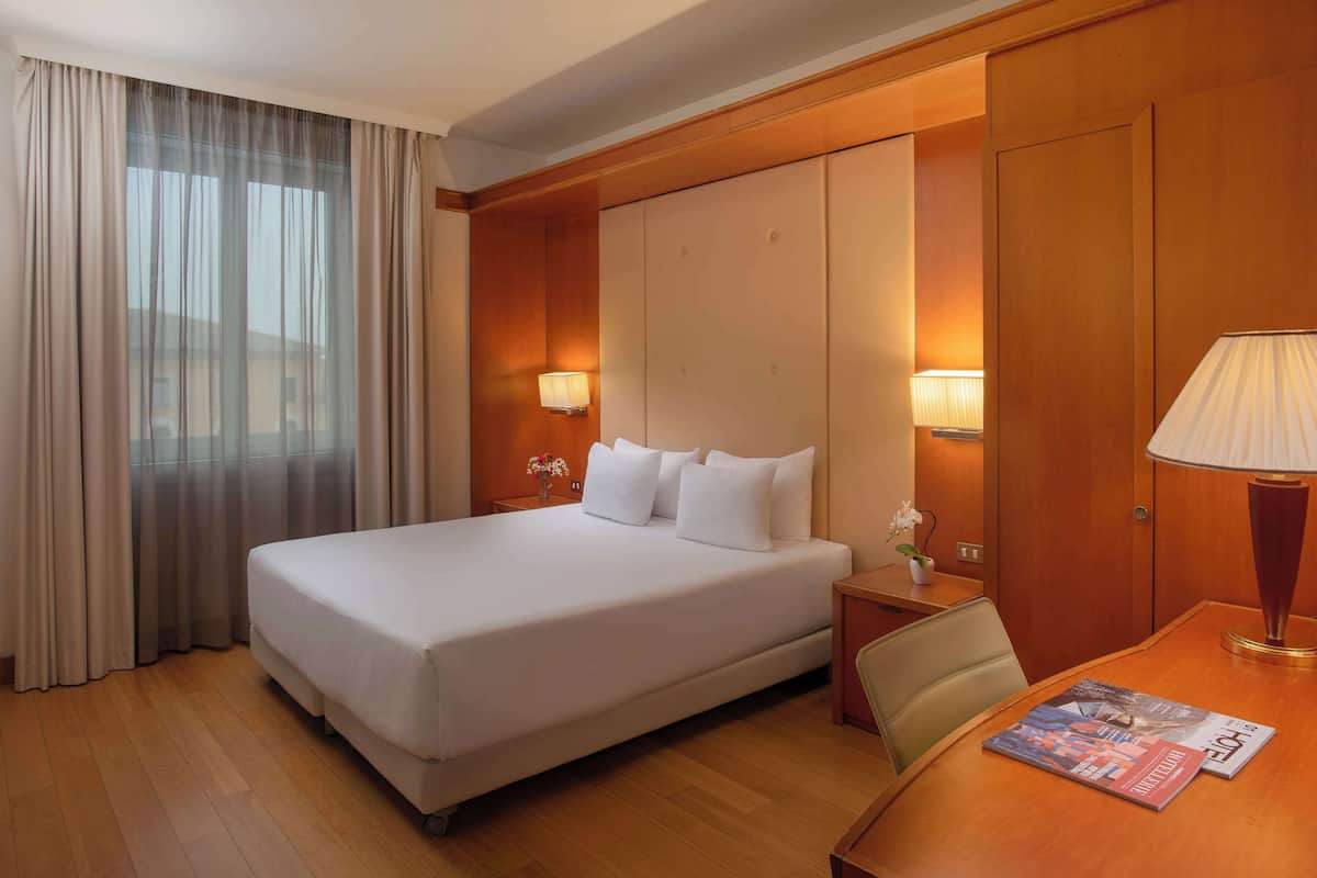 Een minibar, een kluis op de kamer, een bureau, een laptopwerkplek