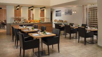 Tägliches Frühstücksbuffet gegen Gebühr