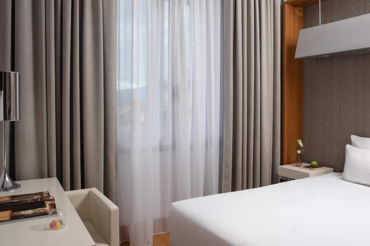 Standard Single Room | Minibar, in-room safe, desk, laptop workspace