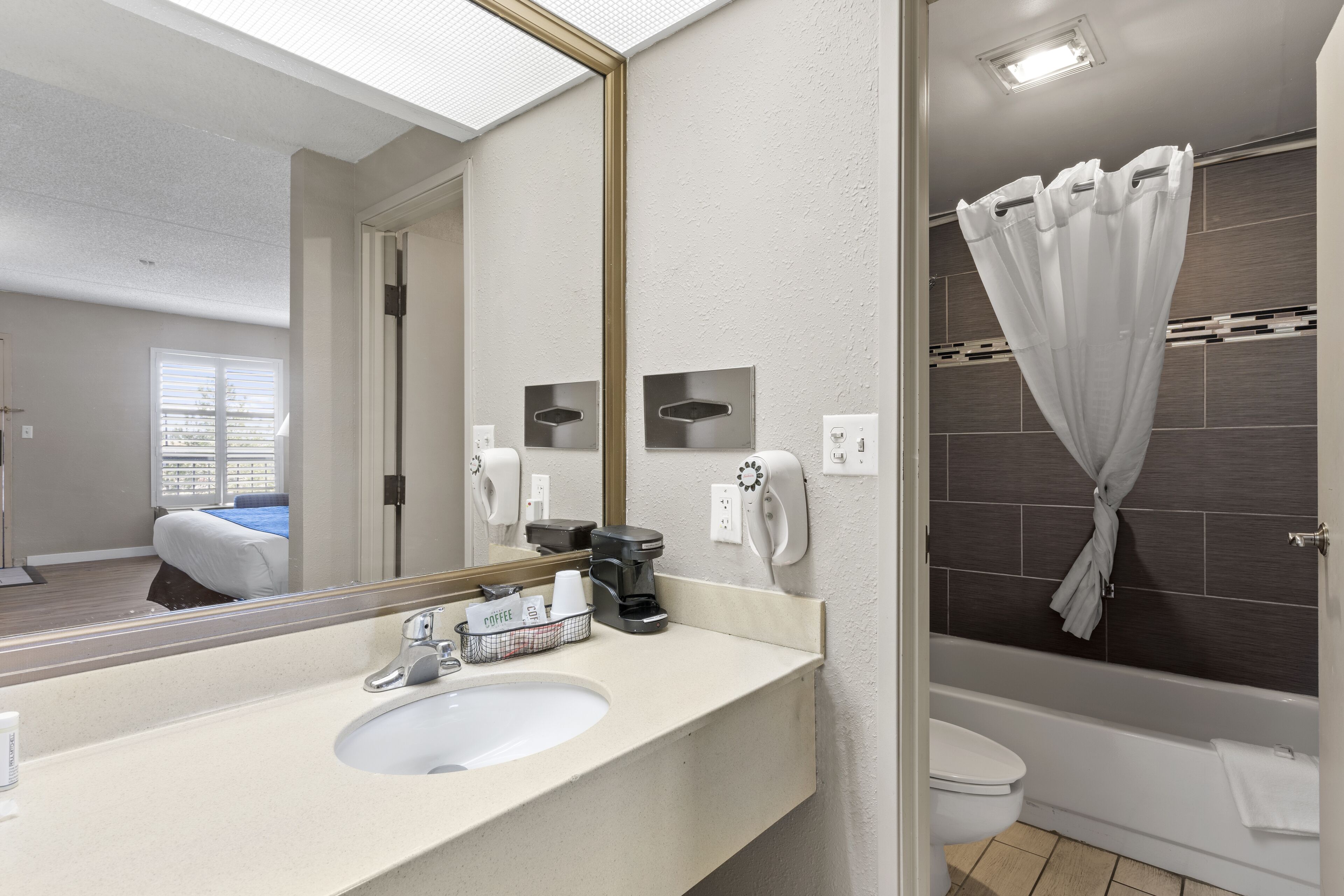 Combined shower/bathtub, free toiletries, hair dryer, towels