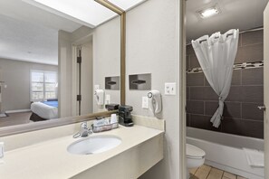 Tina con regadera, amenidades de baño gratuitas, secadora de cabello 