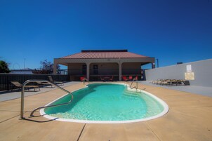 Una piscina al aire libre de temporada