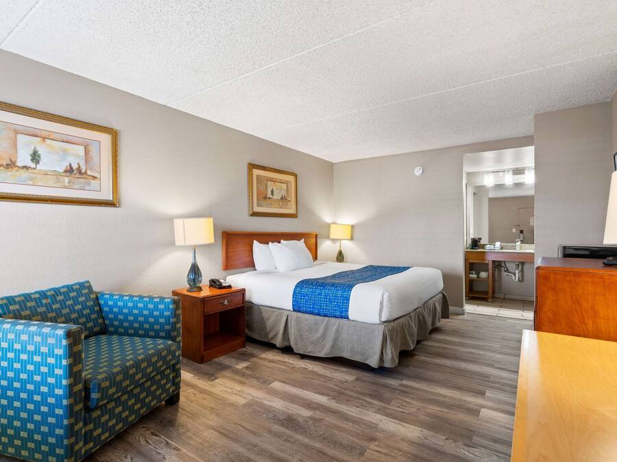 Habitació, 1 llit de matrimoni, accessible, no fumadors | Escriptori, planxa i posts de planxar, wifi gratuïta i roba de llit