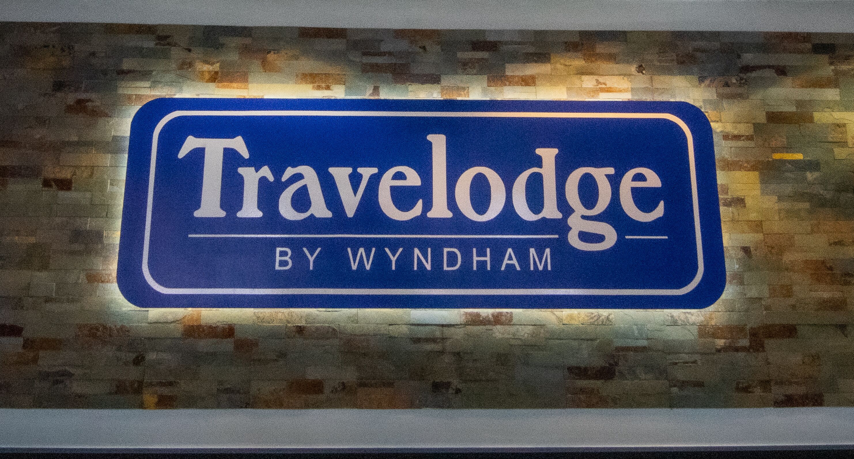 Une enseigne pour Travelodge by Wyndham.