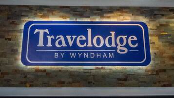 Señal de Travelodge by Wyndham.
