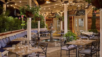 3 restaurants, breakfast, lunch, dinner served; Italian cuisine