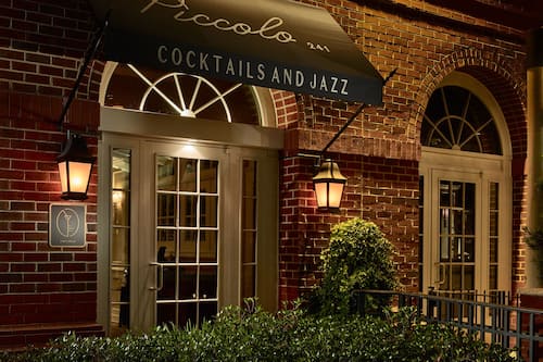 3 restaurants, servant le déjeuner et le dîner; cuisine italienne