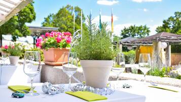 2 Restaurants; Frühstück, Mittagessen und Abendessen werden serviert