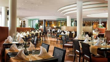 2 restaurants, breakfast served