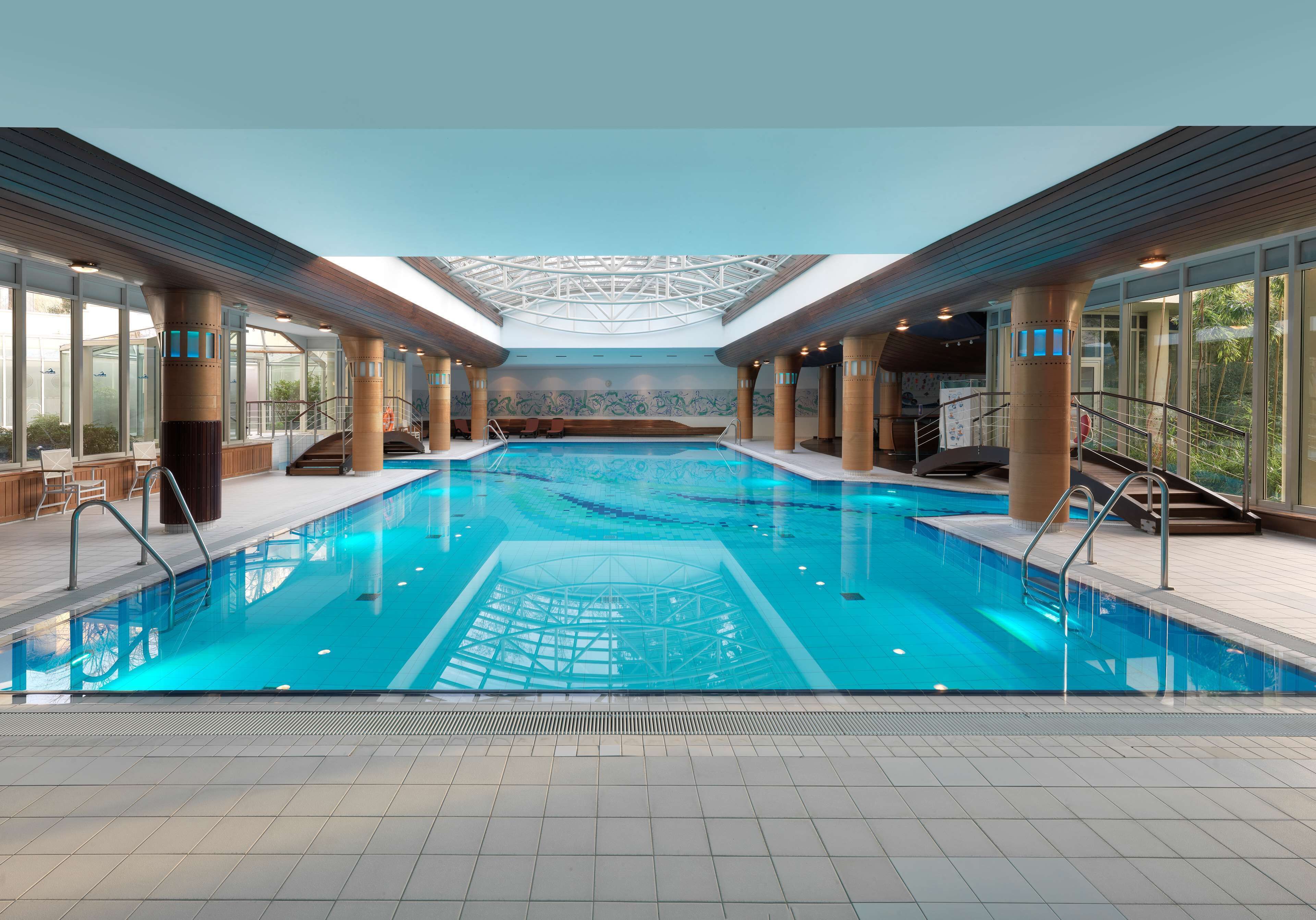 Innenpool, Außenpool, geöffnet von 08:30 Uhr bis 21:30 Uhr, Liegestühle