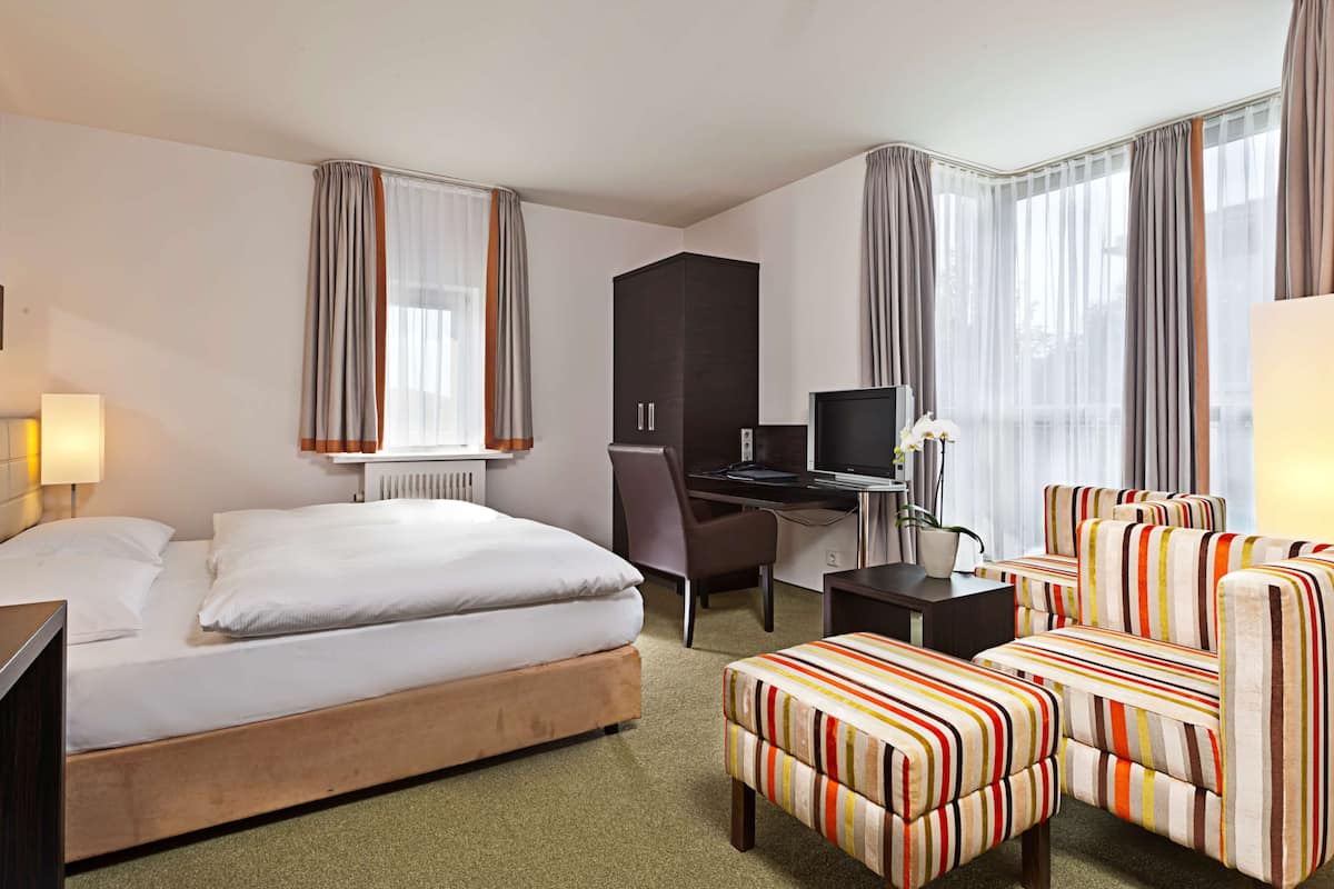 Hypo-allergenic bedding, in-room safe, desk, laptop workspace