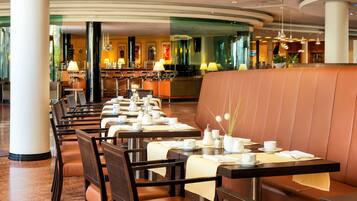 Dagelijks ontbijtbuffet (EUR 21.50 per persoon)