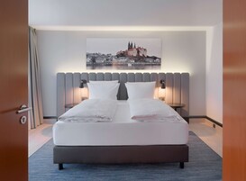 Ropa de cama hipoalergénica, caja fuerte, escritorio