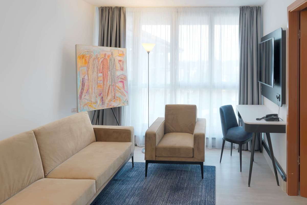 hypo-allergenic bedding, in-room safe, desk, laptop workspace